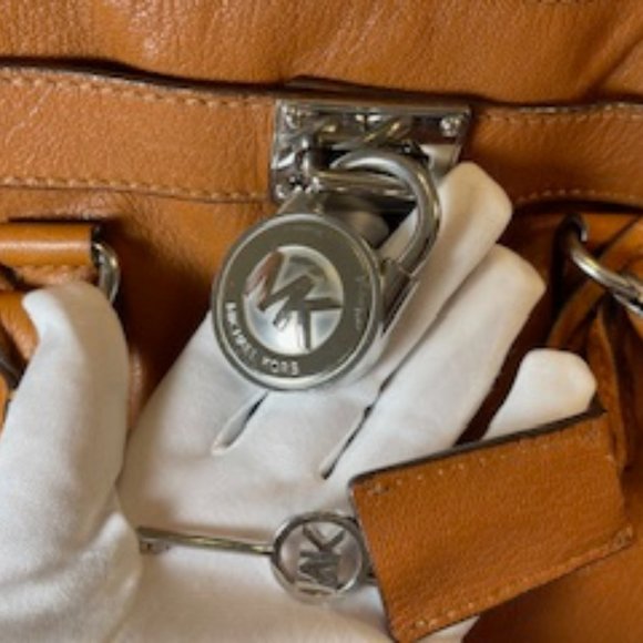 MICHAEL KORS EUC HAMILTON LOCK AND KEY BROWN HAND/SHOUDLER BAG - Picture 11 of 16